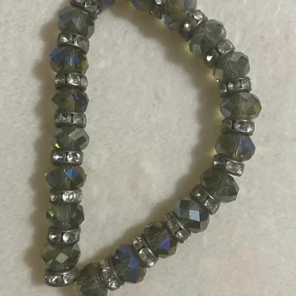 Dark iridescent glass beveled beaded bracelet - Picture 4 of 7